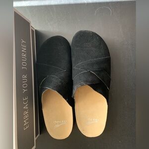 DANSKO Suede Daniella Comfort Clogs size 40. New in box